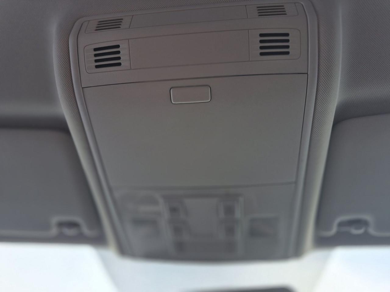 2017 Volkswagen Golf SportWagen WINTER TIRE PACKAGE, AUTOMATIC, HEATED SEATS! Photo