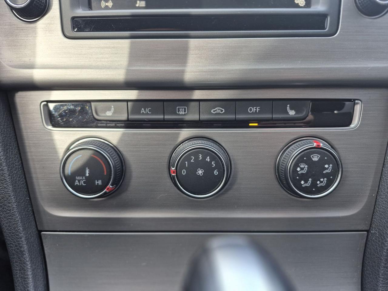 2017 Volkswagen Golf SportWagen WINTER TIRE PACKAGE, AUTOMATIC, HEATED SEATS! Photo