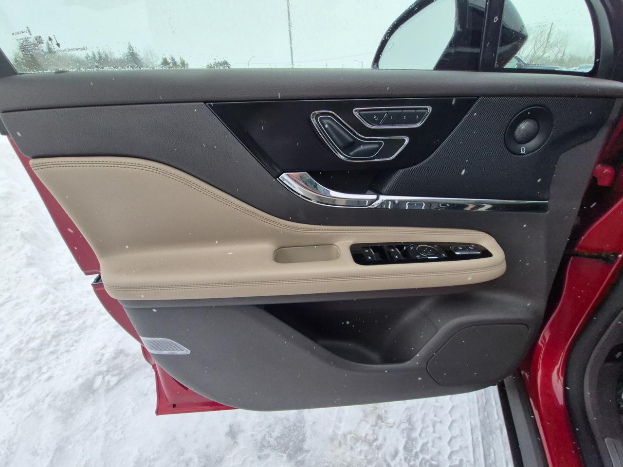 2021 Lincoln Corsair RESERVE, AWD, LEATHER, HEATED STEERING WHEEL! Photo