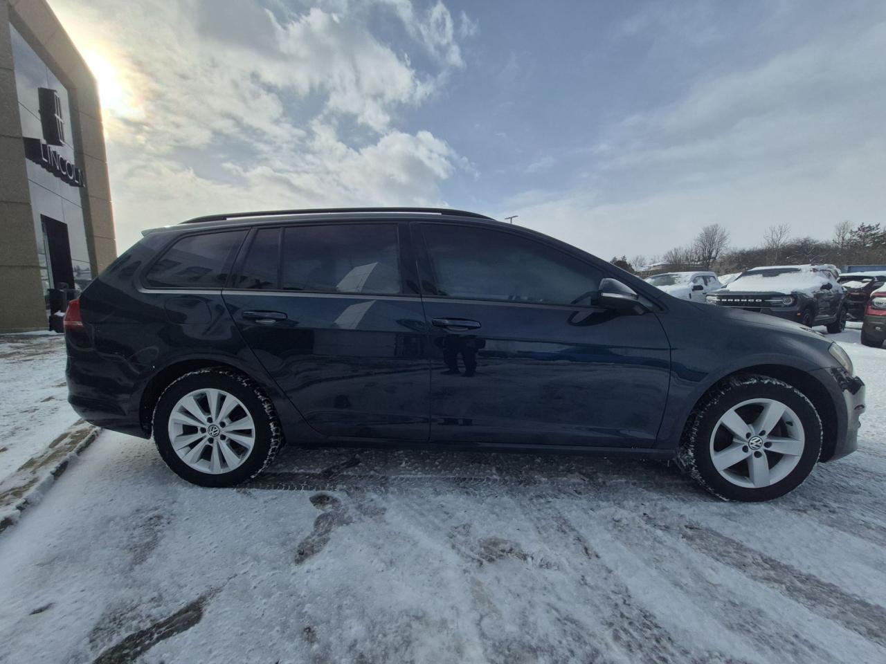 2017 Volkswagen Golf SportWagen WINTER TIRE PACKAGE, AUTOMATIC, HEATED SEATS! Photo2