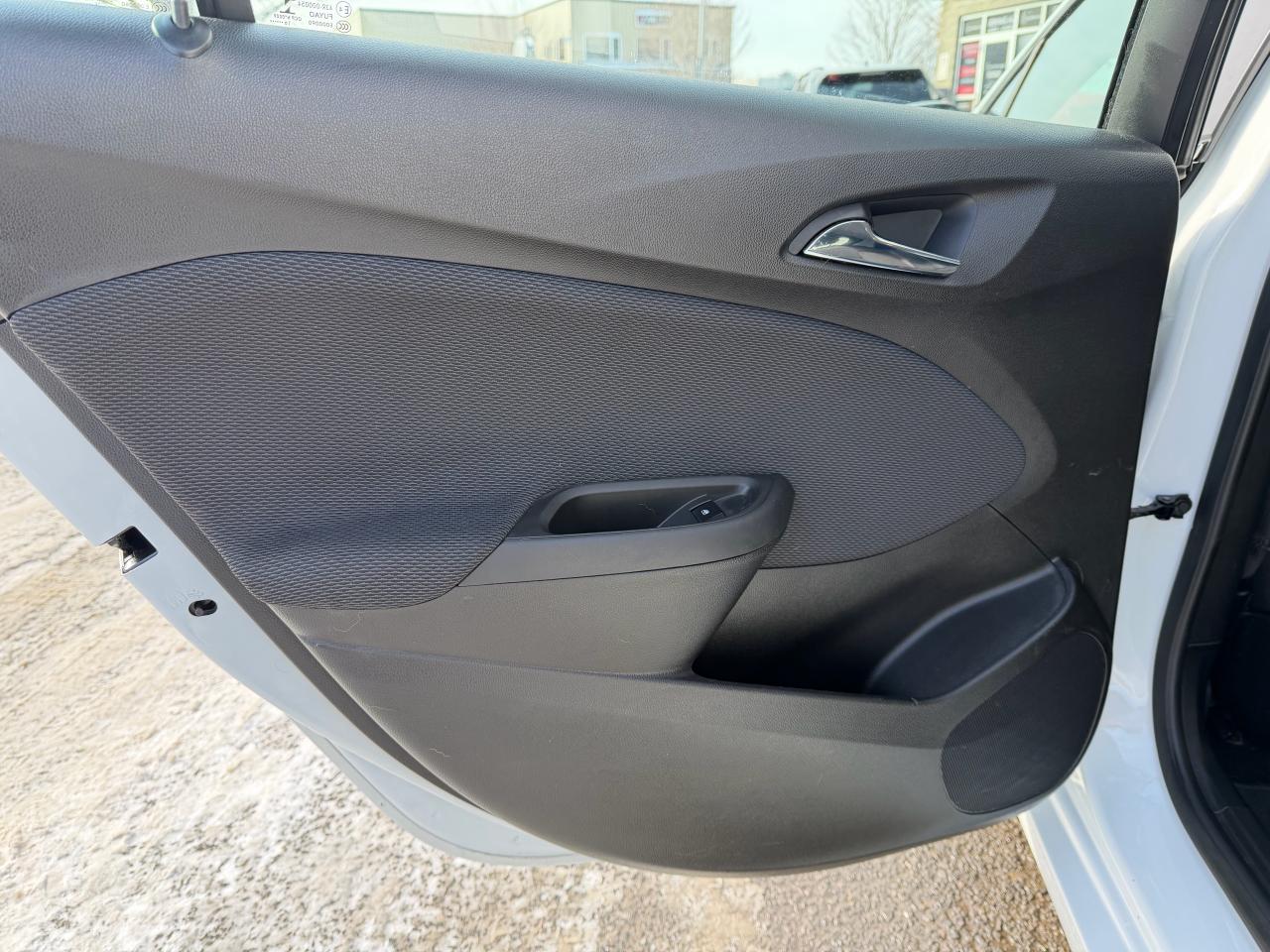 2017 Chevrolet Cruze LT HATCH, LOW KM, BOSE, AUTO, SUNROOF, HTD SEATS! Photo