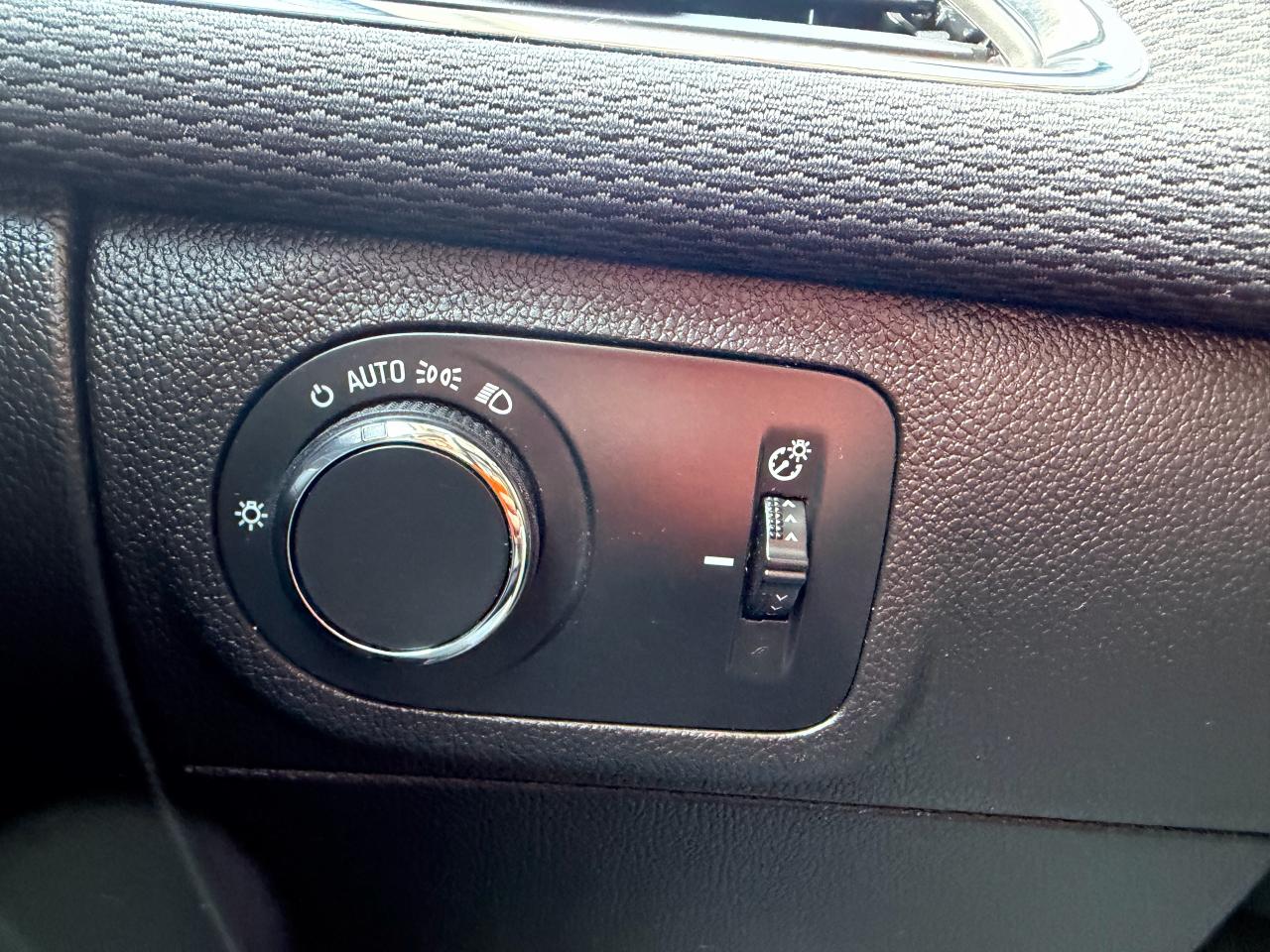 2017 Chevrolet Cruze LT HATCH, LOW KM, BOSE, AUTO, SUNROOF, HTD SEATS! Photo