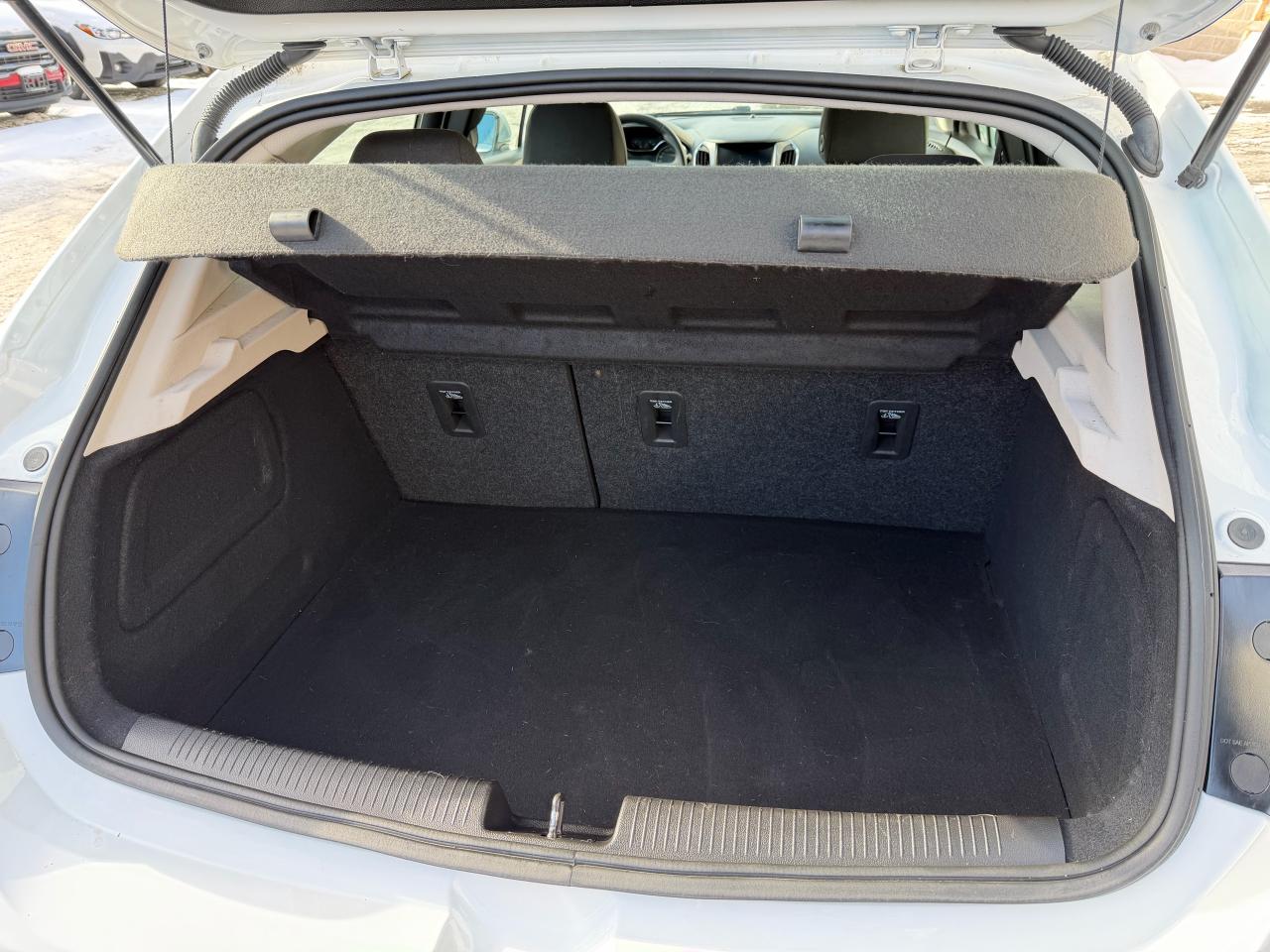 2017 Chevrolet Cruze LT HATCH, LOW KM, BOSE, AUTO, SUNROOF, HTD SEATS! Photo