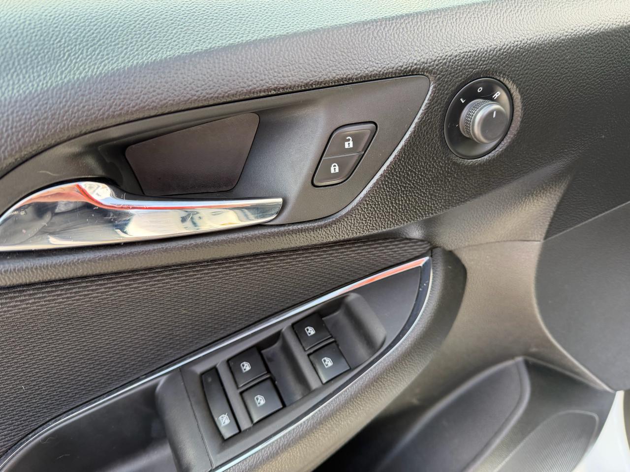 2017 Chevrolet Cruze LT HATCH, LOW KM, BOSE, AUTO, SUNROOF, HTD SEATS! Photo