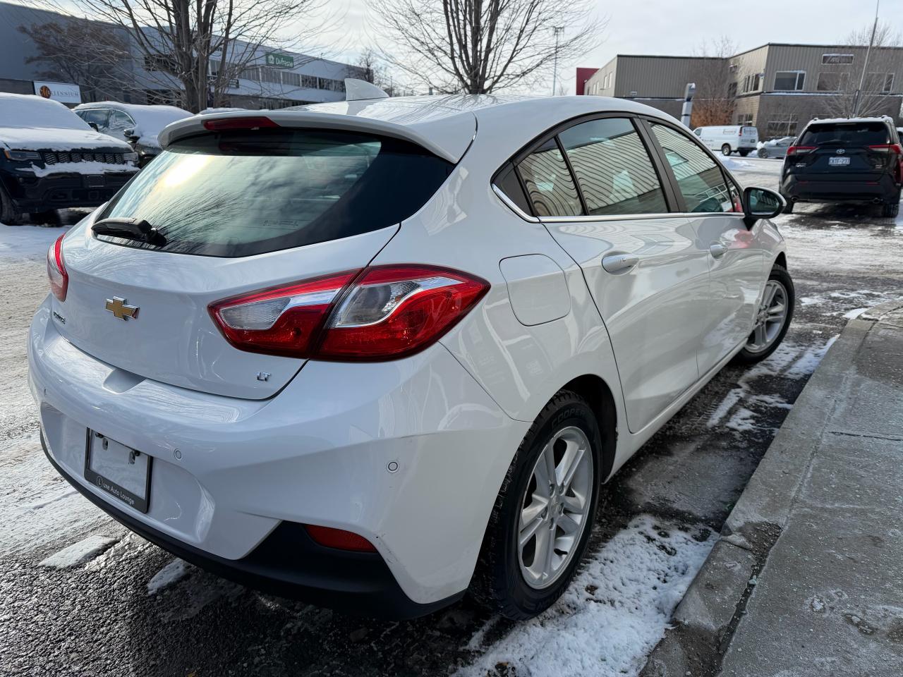 2017 Chevrolet Cruze LT HATCH, LOW KM, BOSE, AUTO, SUNROOF, HTD SEATS! Photo