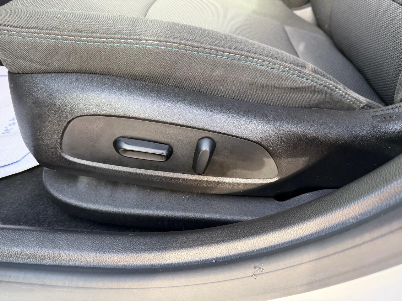 2017 Chevrolet Cruze LT HATCH, LOW KM, BOSE, AUTO, SUNROOF, HTD SEATS! Photo