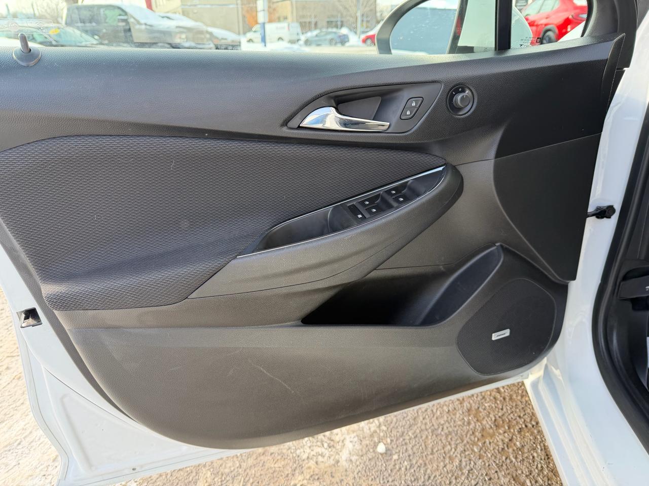 2017 Chevrolet Cruze LT HATCH, LOW KM, BOSE, AUTO, SUNROOF, HTD SEATS! Photo