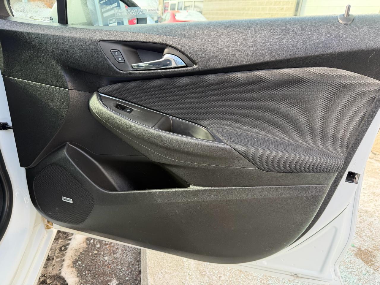 2017 Chevrolet Cruze LT HATCH, LOW KM, BOSE, AUTO, SUNROOF, HTD SEATS! Photo