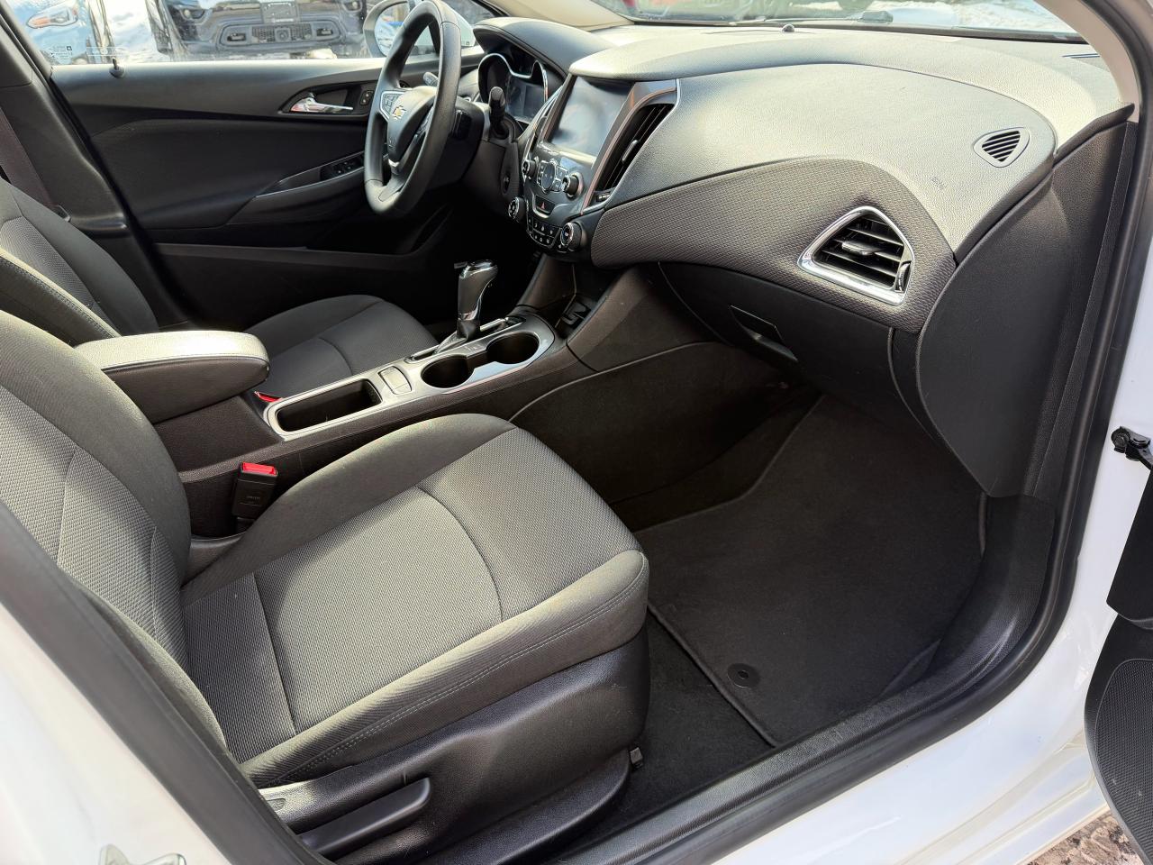 2017 Chevrolet Cruze LT HATCH, LOW KM, BOSE, AUTO, SUNROOF, HTD SEATS! Photo