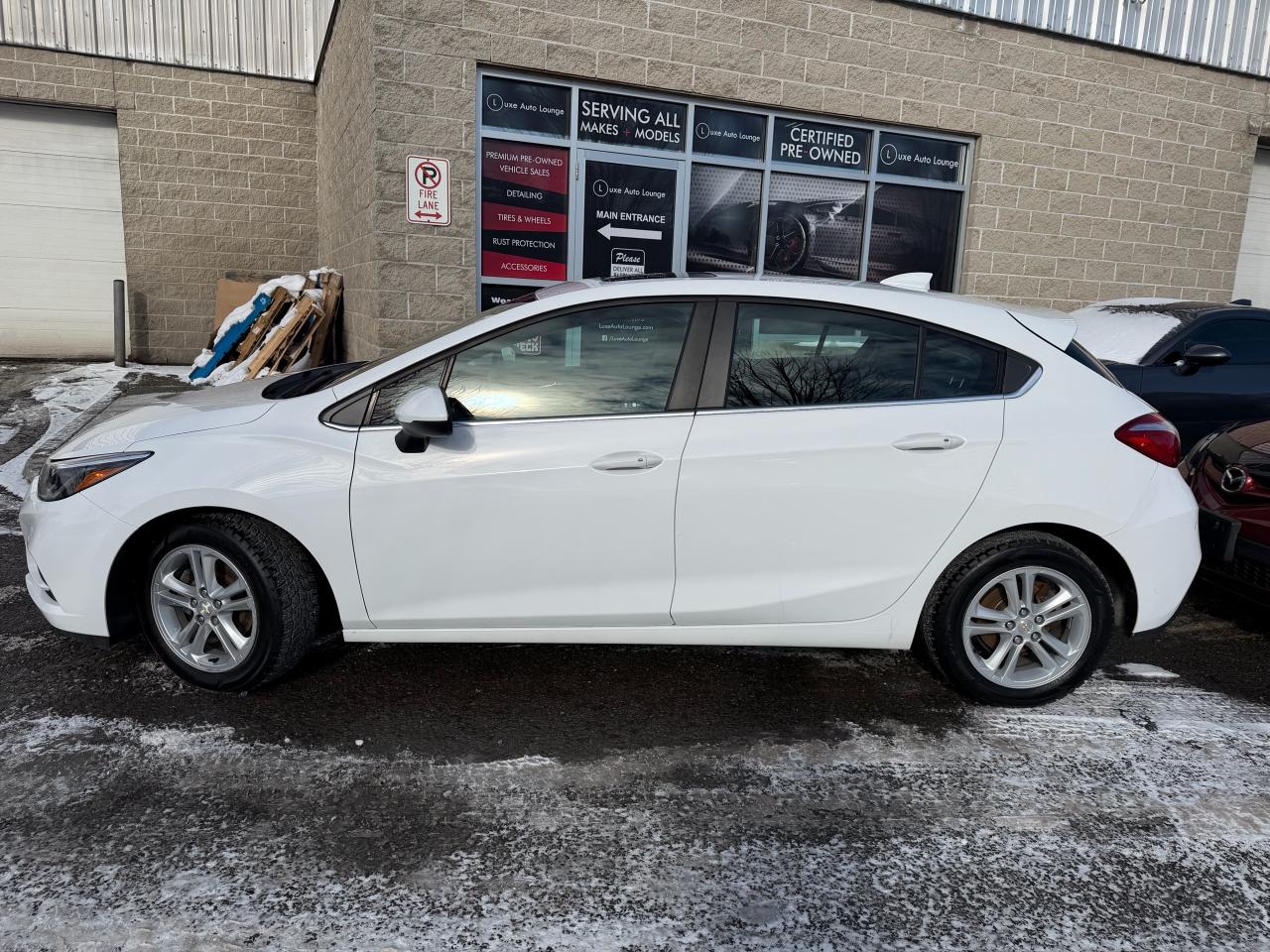 2017 Chevrolet Cruze LT HATCH, LOW KM, BOSE, AUTO, SUNROOF, HTD SEATS! Photo