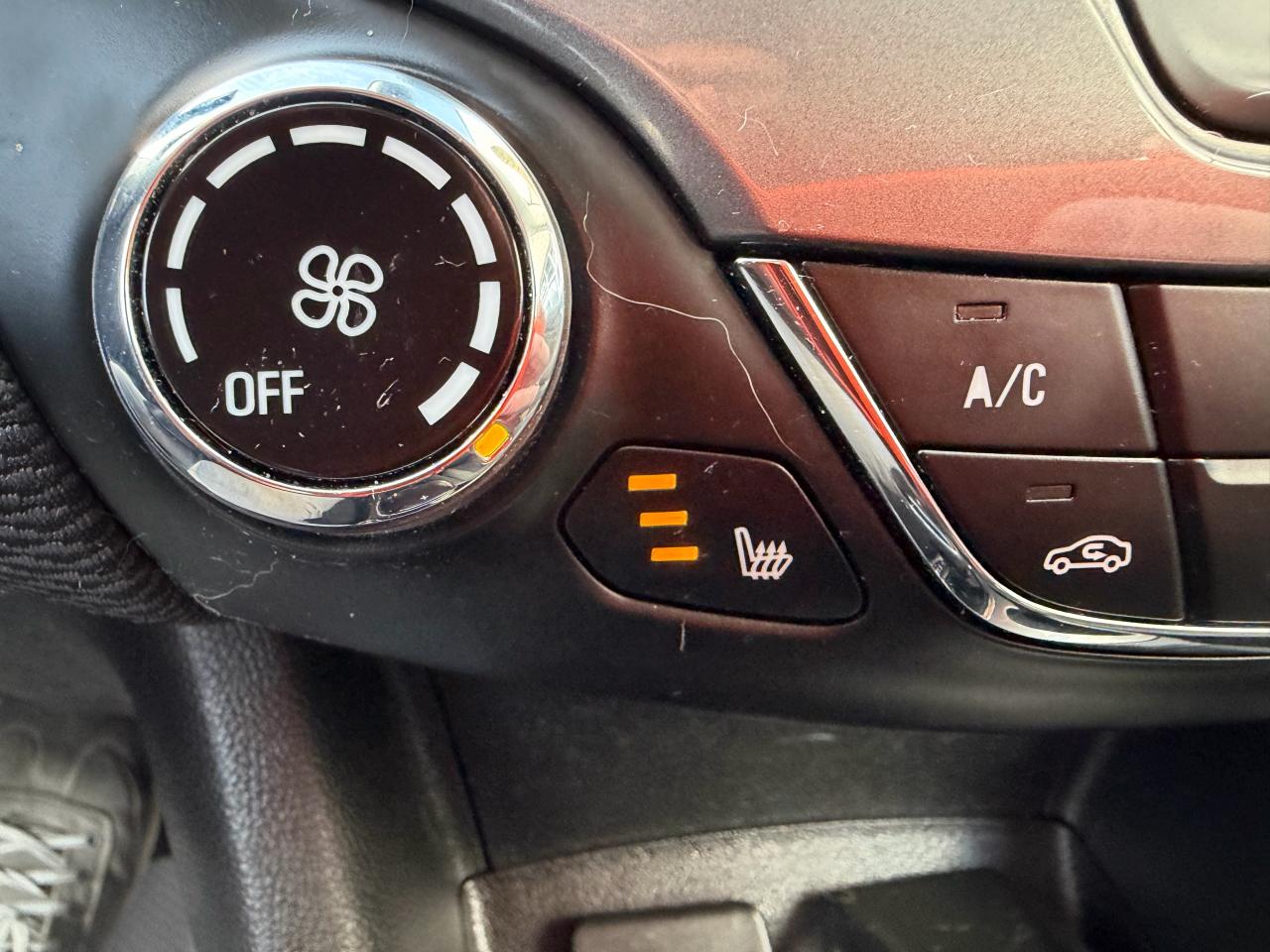 2017 Chevrolet Cruze LT HATCH, LOW KM, BOSE, AUTO, SUNROOF, HTD SEATS! Photo