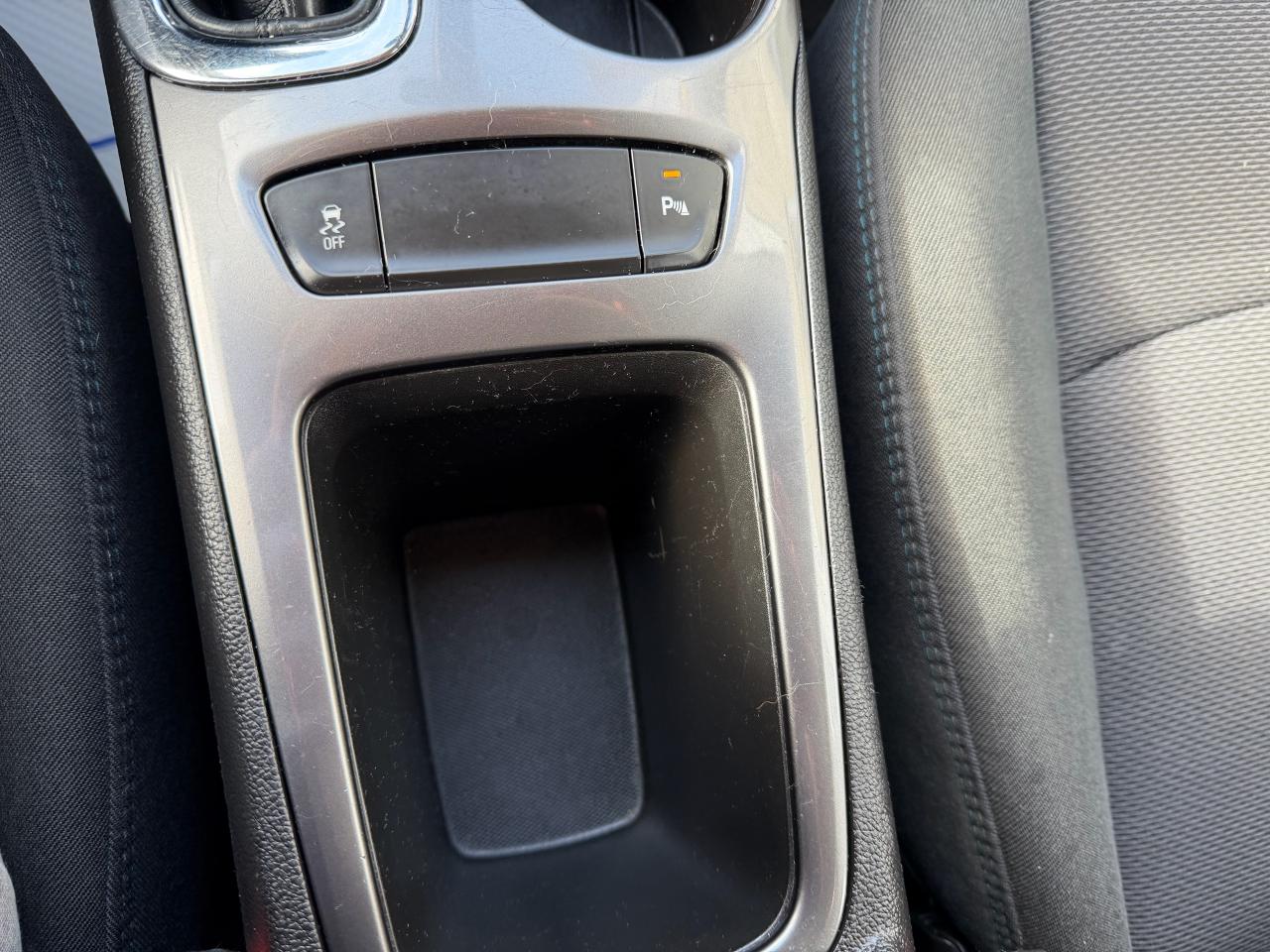 2017 Chevrolet Cruze LT HATCH, LOW KM, BOSE, AUTO, SUNROOF, HTD SEATS! Photo