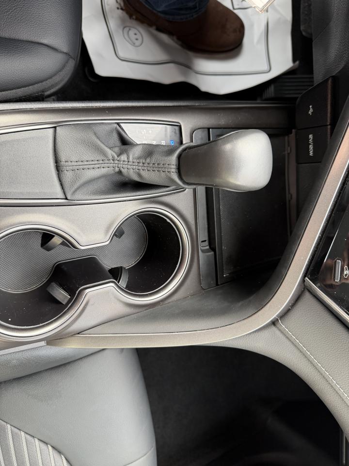 2024 Toyota Camry SE - LOW KM, HEATED SEATS, BACK-UP CAMERA, LOADED! Photo