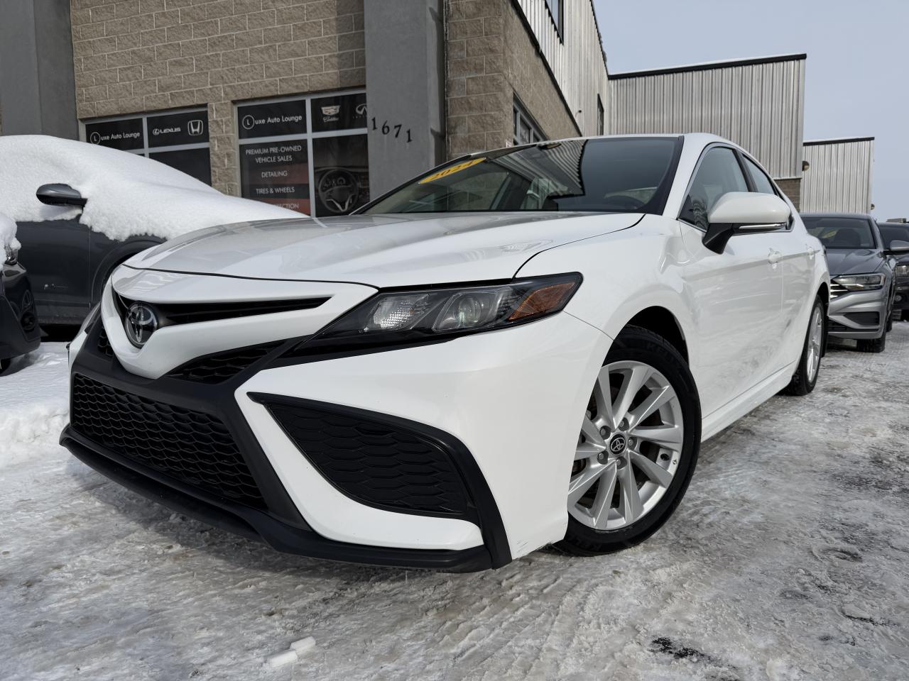 2024 Toyota Camry SE - LOW KM, HEATED SEATS, BACK-UP CAMERA, LOADED! Photo