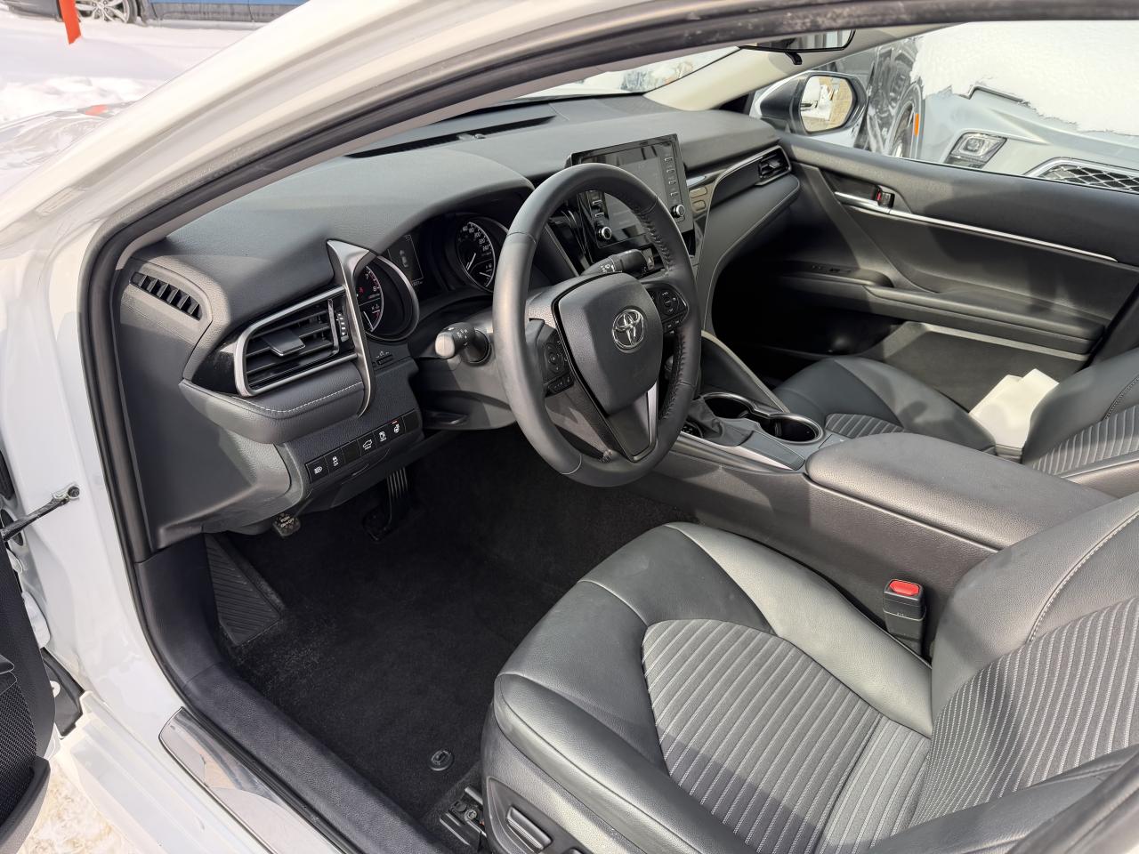 2024 Toyota Camry SE - LOW KM, HEATED SEATS, BACK-UP CAMERA, LOADED! Photo