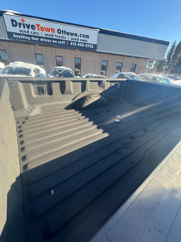 2022 Ford SUPER DUTY F-350 DRW Platinum Photo