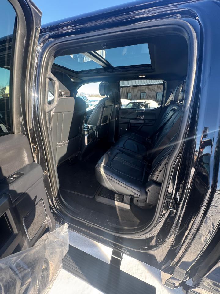 2022 Ford SUPER DUTY F-350 DRW Platinum Photo