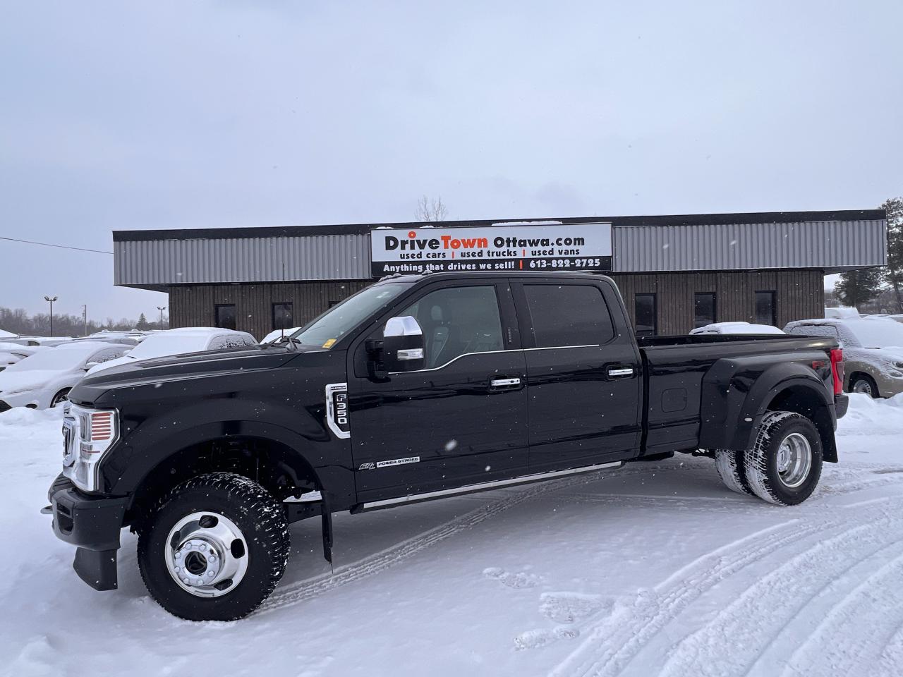 2022 Ford SUPER DUTY F-350 DRW Platinum Photo