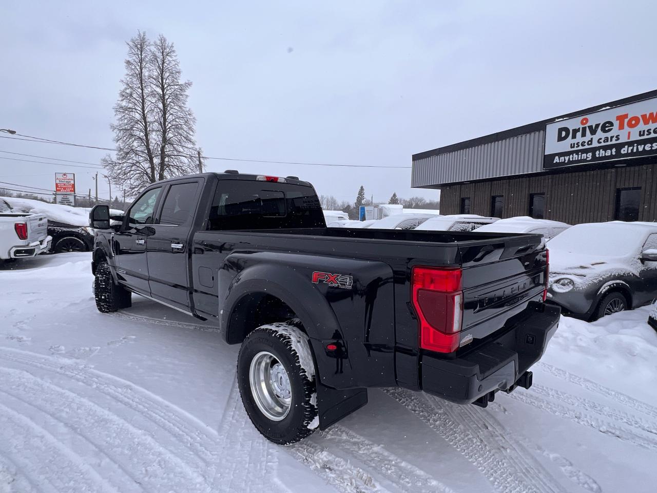 2022 Ford SUPER DUTY F-350 DRW Platinum Photo
