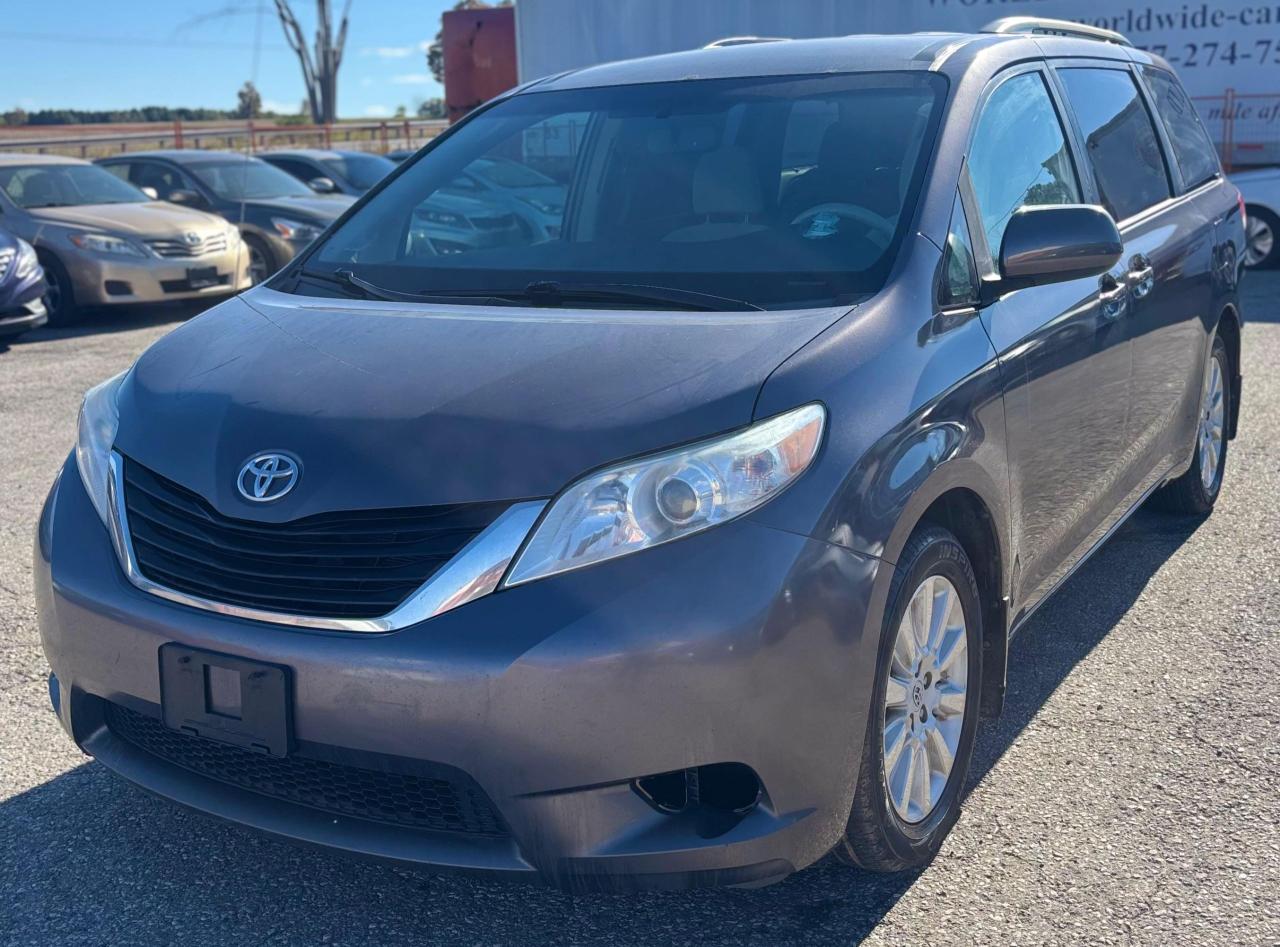 2013 Toyota Sienna LE Photo2