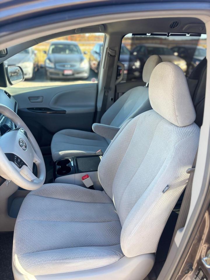 2013 Toyota Sienna LE Photo3