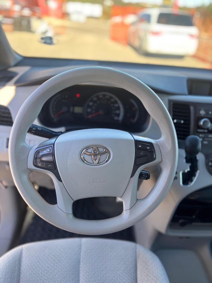 2013 Toyota Sienna LE Photo