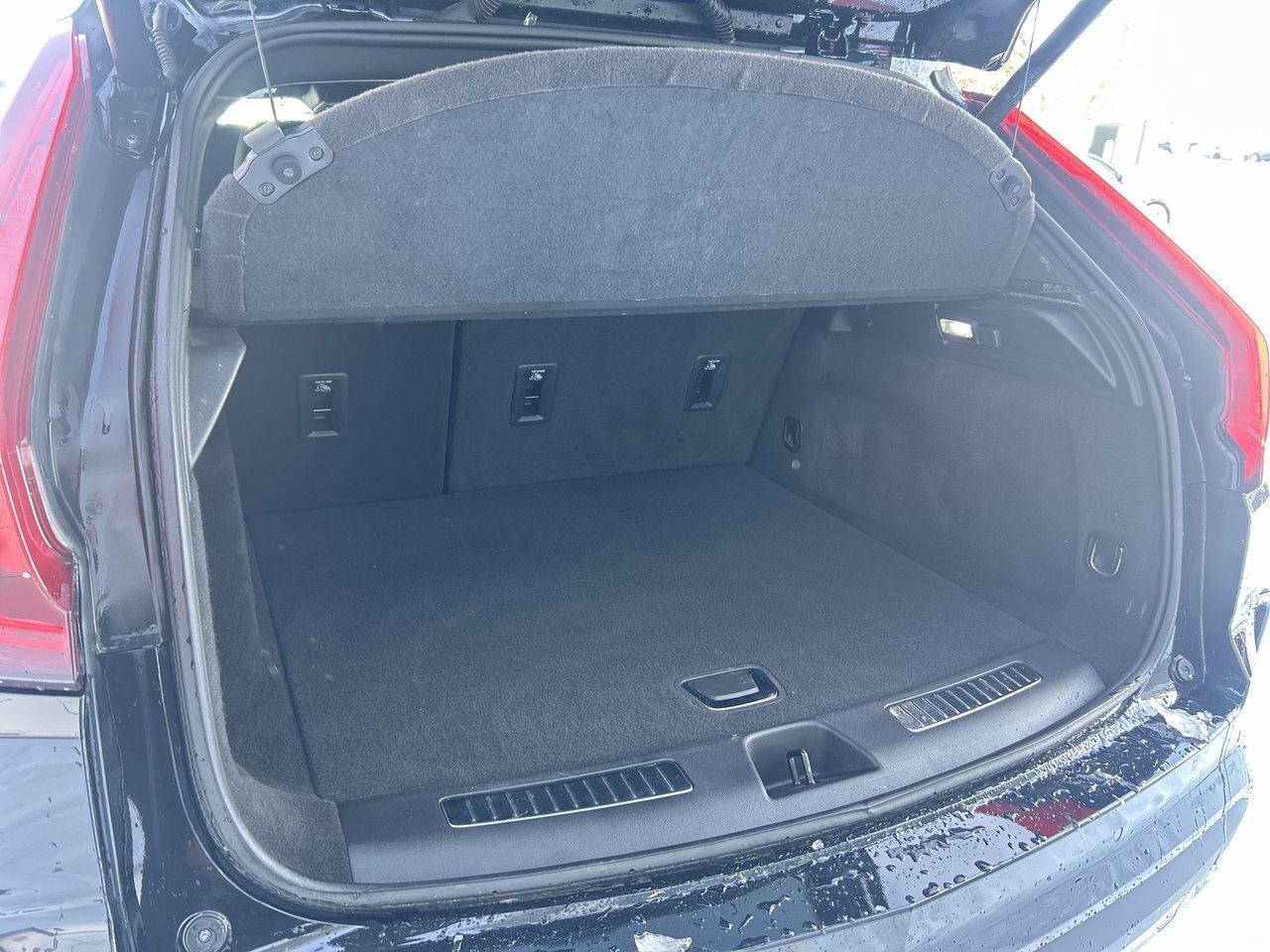 2024 Cadillac XT4 Premium Luxury Low KM Sunroof Rates from 4.99% Photo