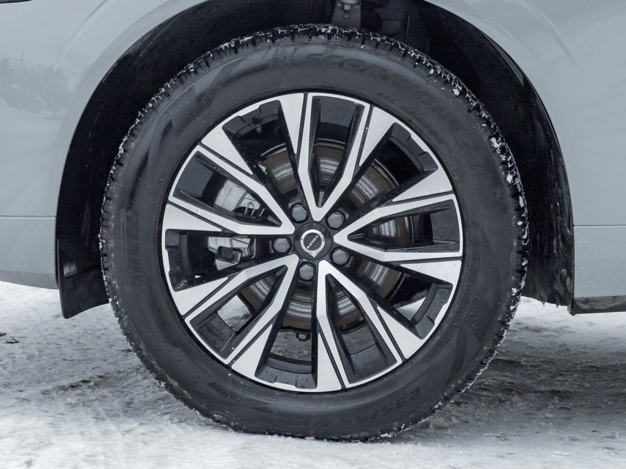 2025 Volvo XC60 B5 AWD Core Dark Theme 19" ALLOY WHEELS  VOLVO CPO Photo3