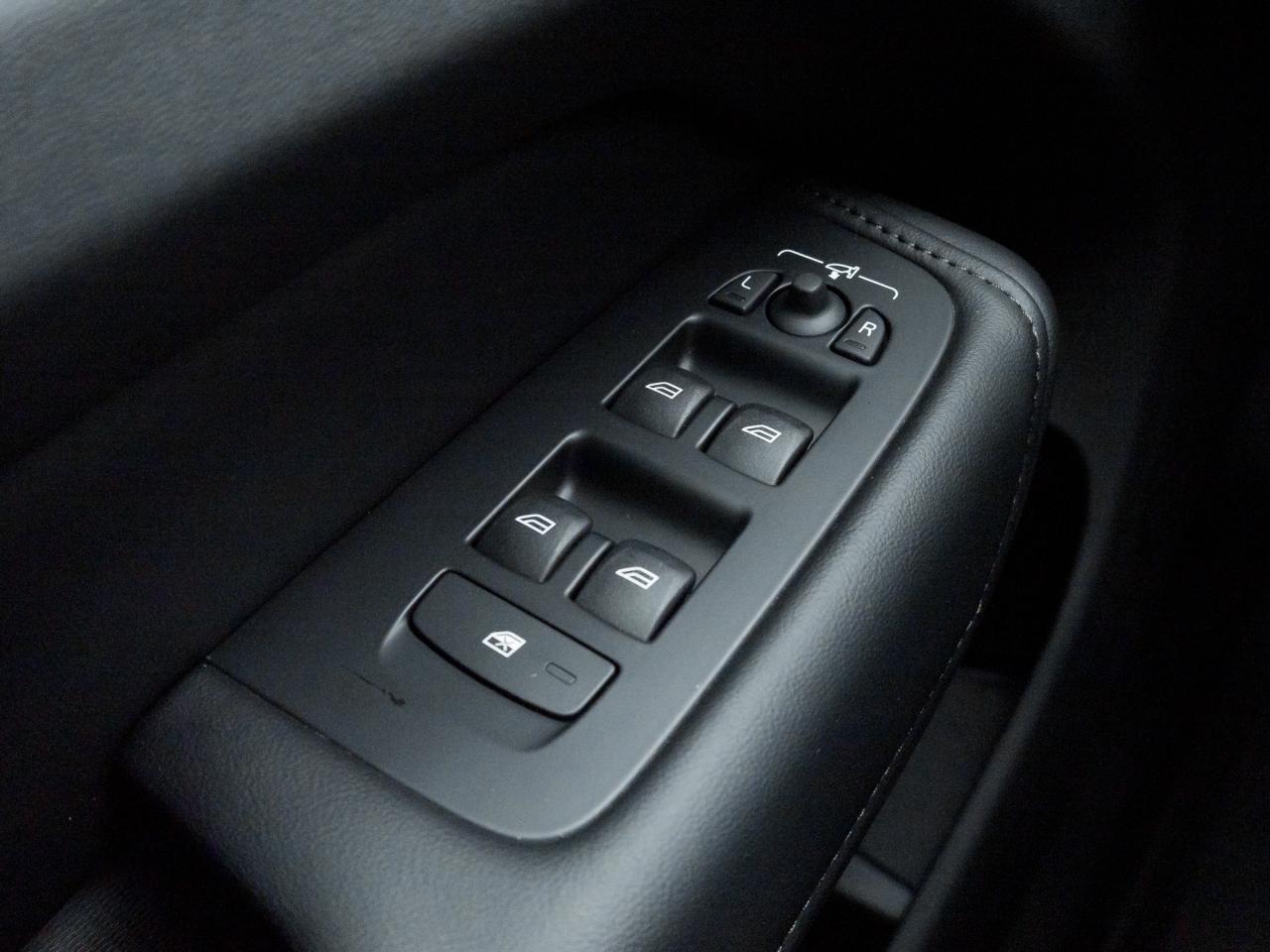 2025 Volvo XC60 B5 AWD Core Dark Theme 19" ALLOY WHEELS  VOLVO CPO Photo