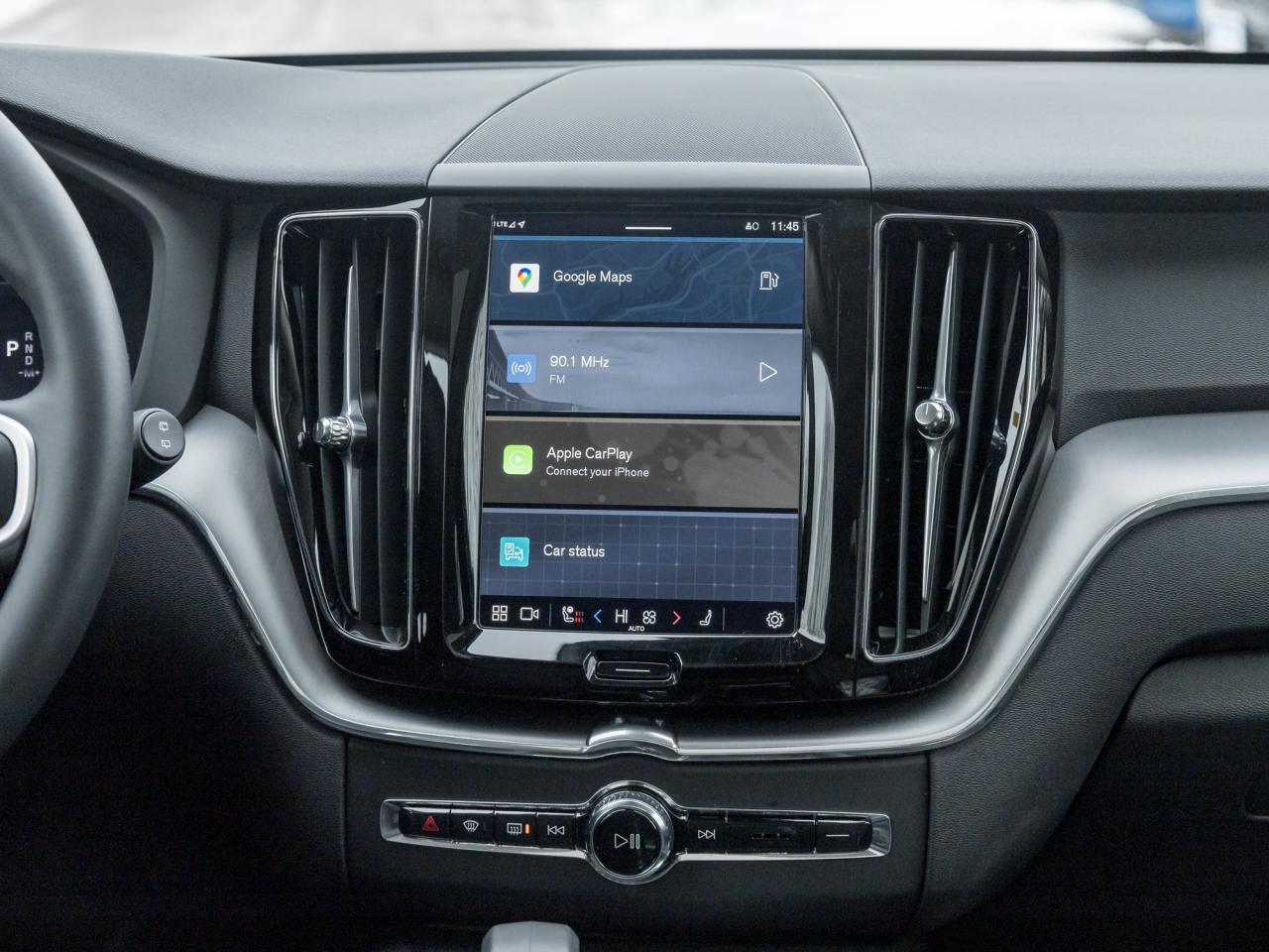 2025 Volvo XC60 B5 AWD Core Dark Theme 19" ALLOY WHEELS  VOLVO CPO Photo