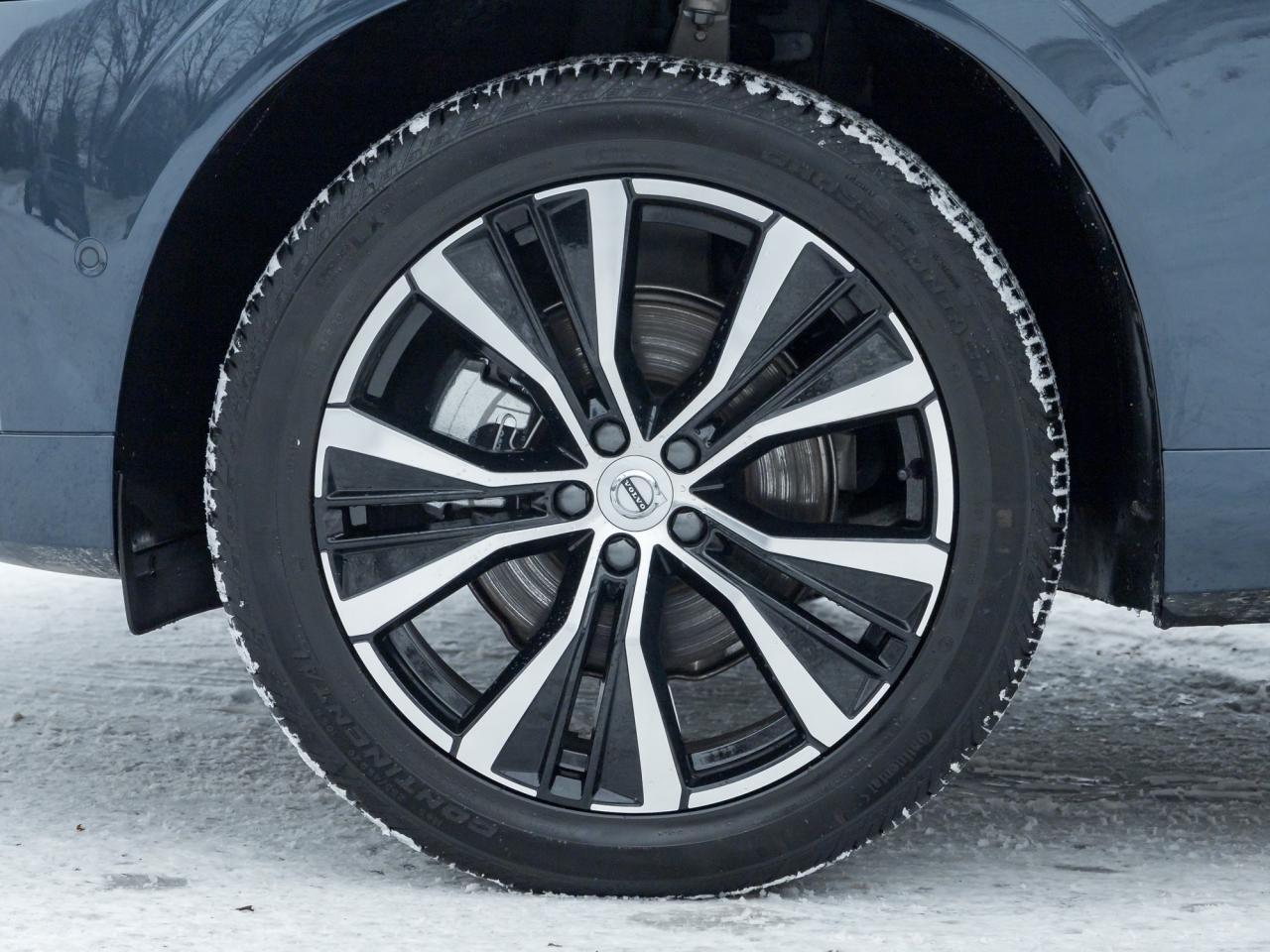 2025 Volvo XC60 B5 AWD Plus Dark Theme Photo3