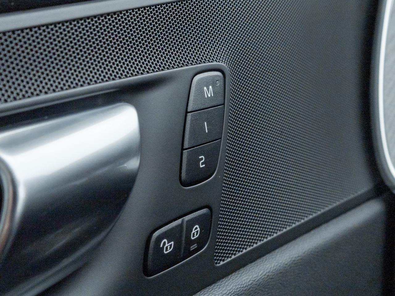 2025 Volvo XC60 B5 AWD Plus Dark Theme Photo