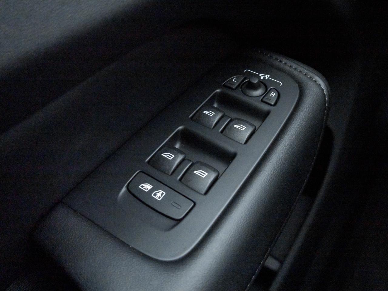 2025 Volvo XC60 B5 AWD Plus Dark Theme Photo