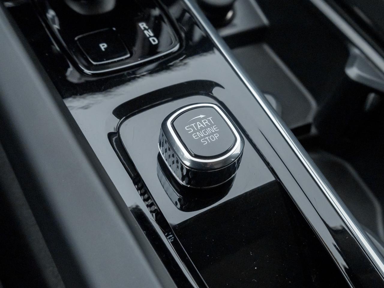 2025 Volvo XC60 B5 AWD Plus Dark Theme Photo