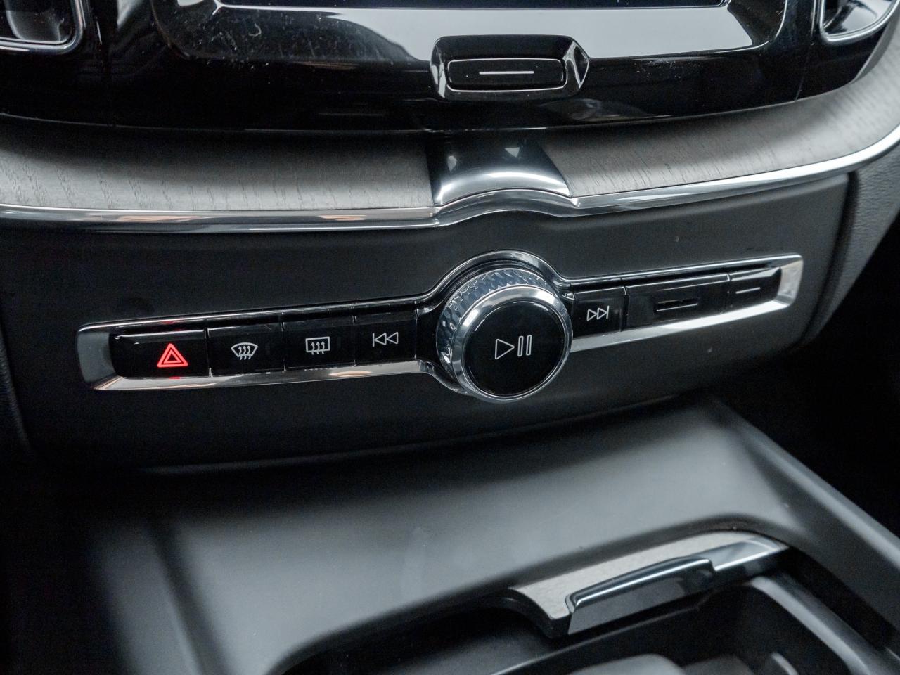 2025 Volvo XC60 B5 AWD Plus Dark Theme Photo