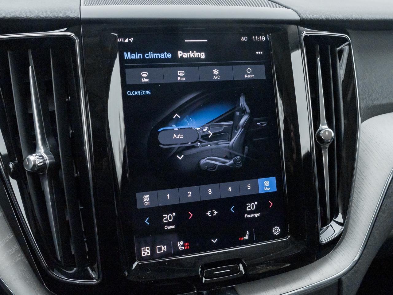 2025 Volvo XC60 B5 AWD Plus Dark Theme Photo