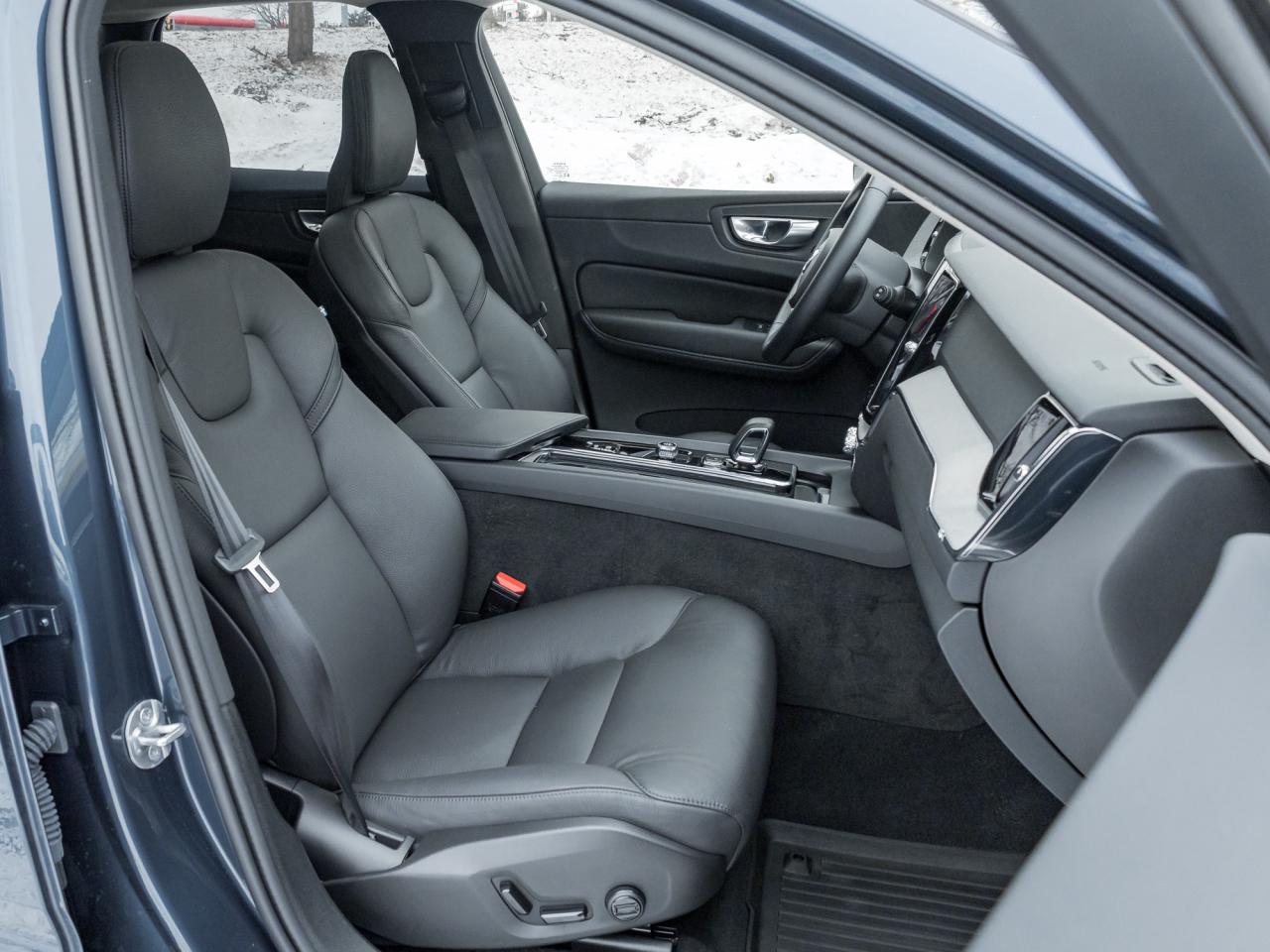 2025 Volvo XC60 B5 AWD Plus Dark Theme Photo