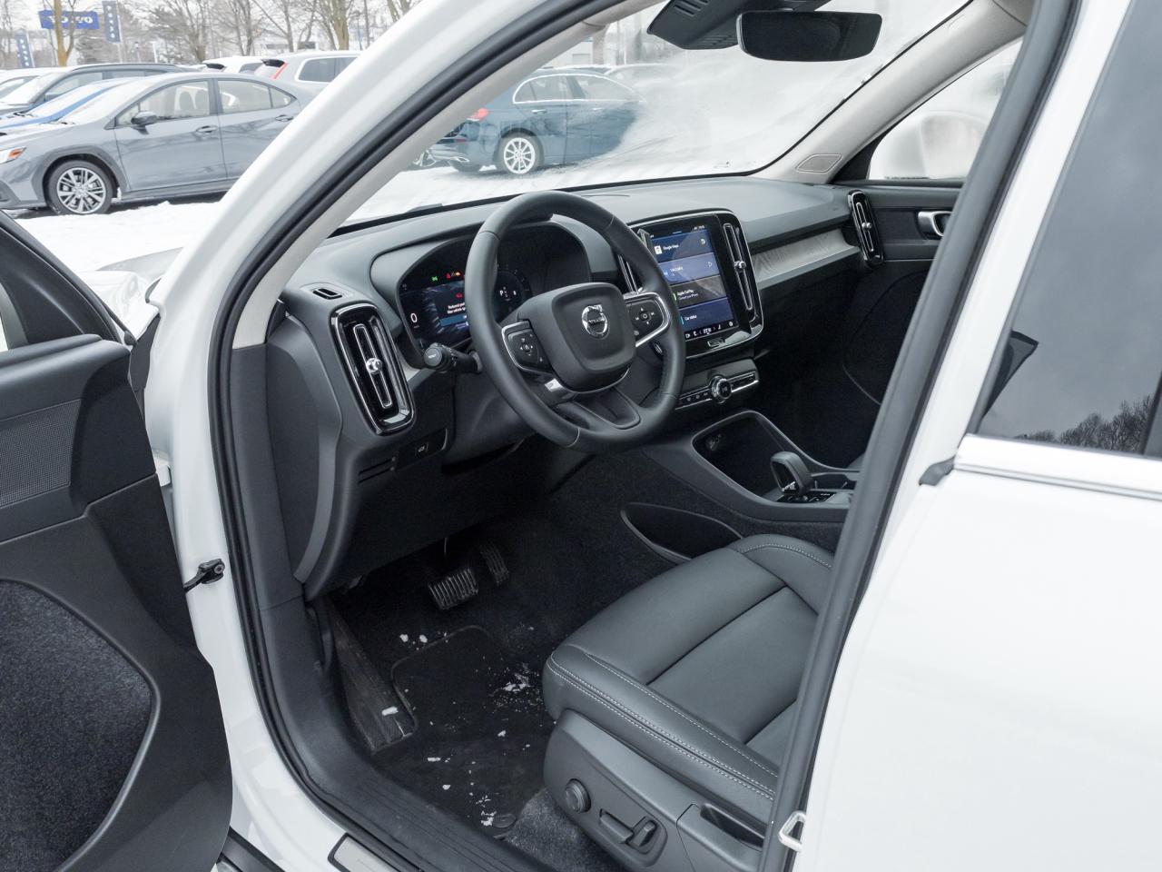 2025 Volvo XC40 B5 AWD Bright Theme  CPO FINANCE RATE fr 3.49%* Photo