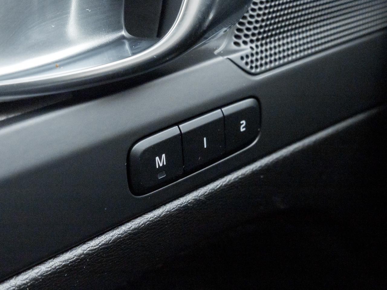 2025 Volvo XC40 B5 AWD Bright Theme  CPO FINANCE RATE fr 3.49%* Photo