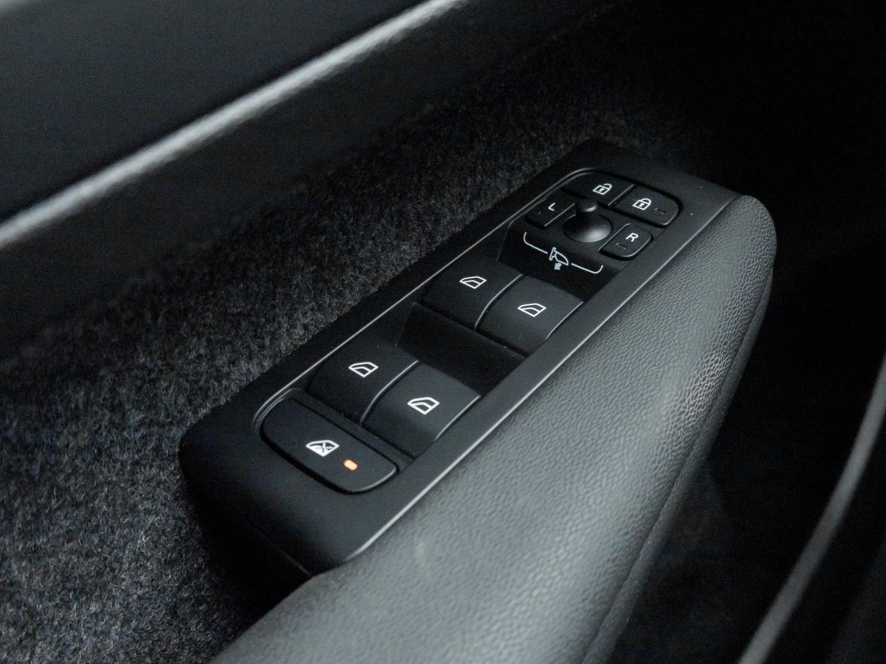 2025 Volvo XC40 B5 AWD Bright Theme  CPO FINANCE RATE fr 3.49%* Photo