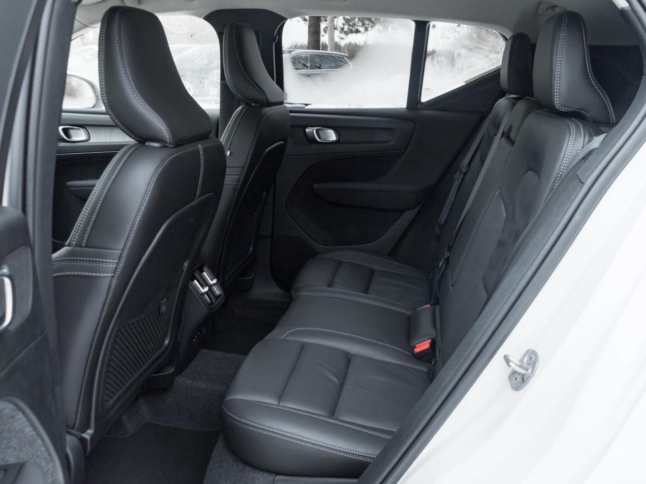 2025 Volvo XC40 B5 AWD Bright Theme  CPO FINANCE RATE fr 3.49%* Photo