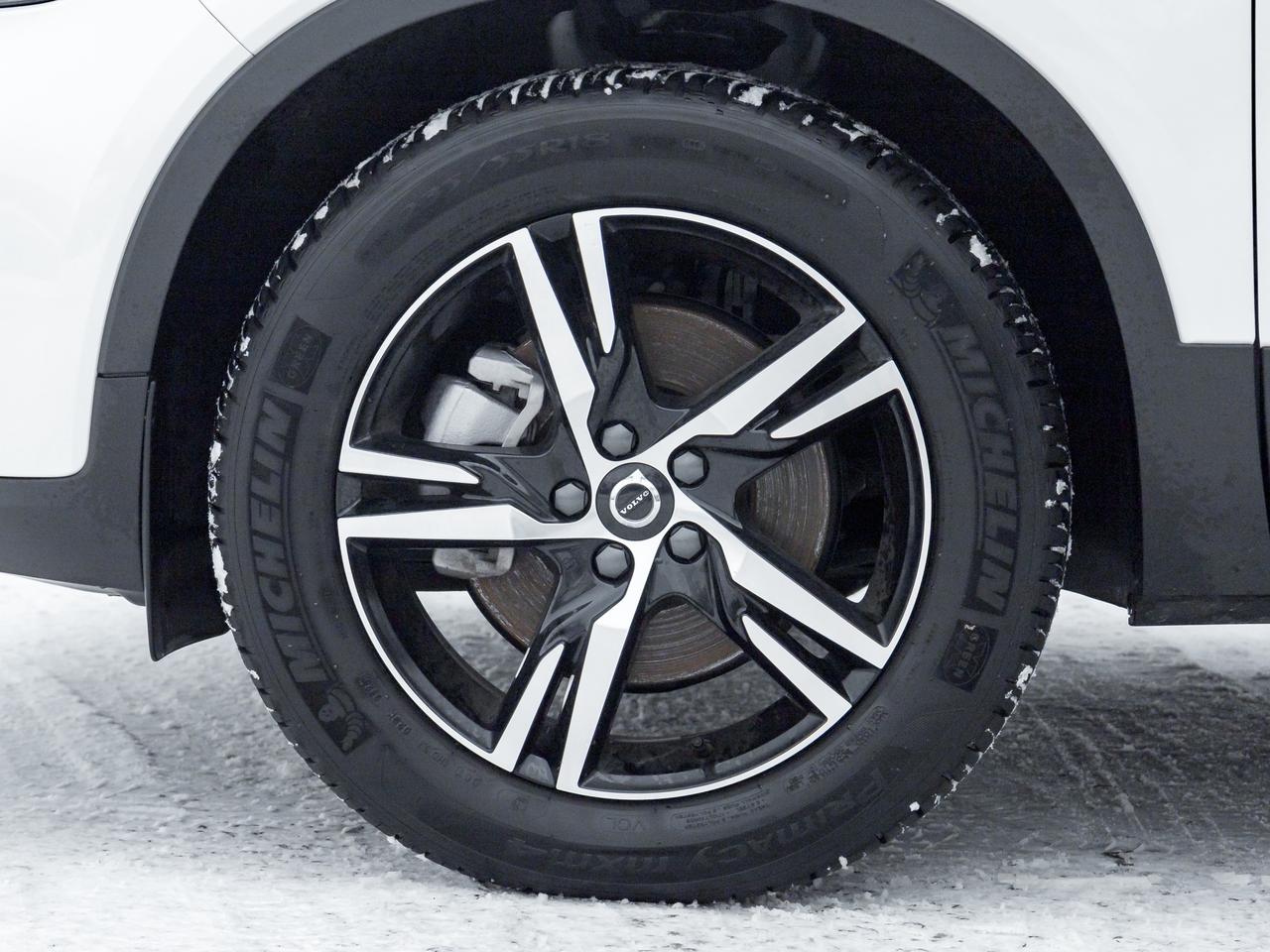 2025 Volvo XC40 B5 AWD Bright Theme  CPO FINANCE RATE fr 3.49%* Photo