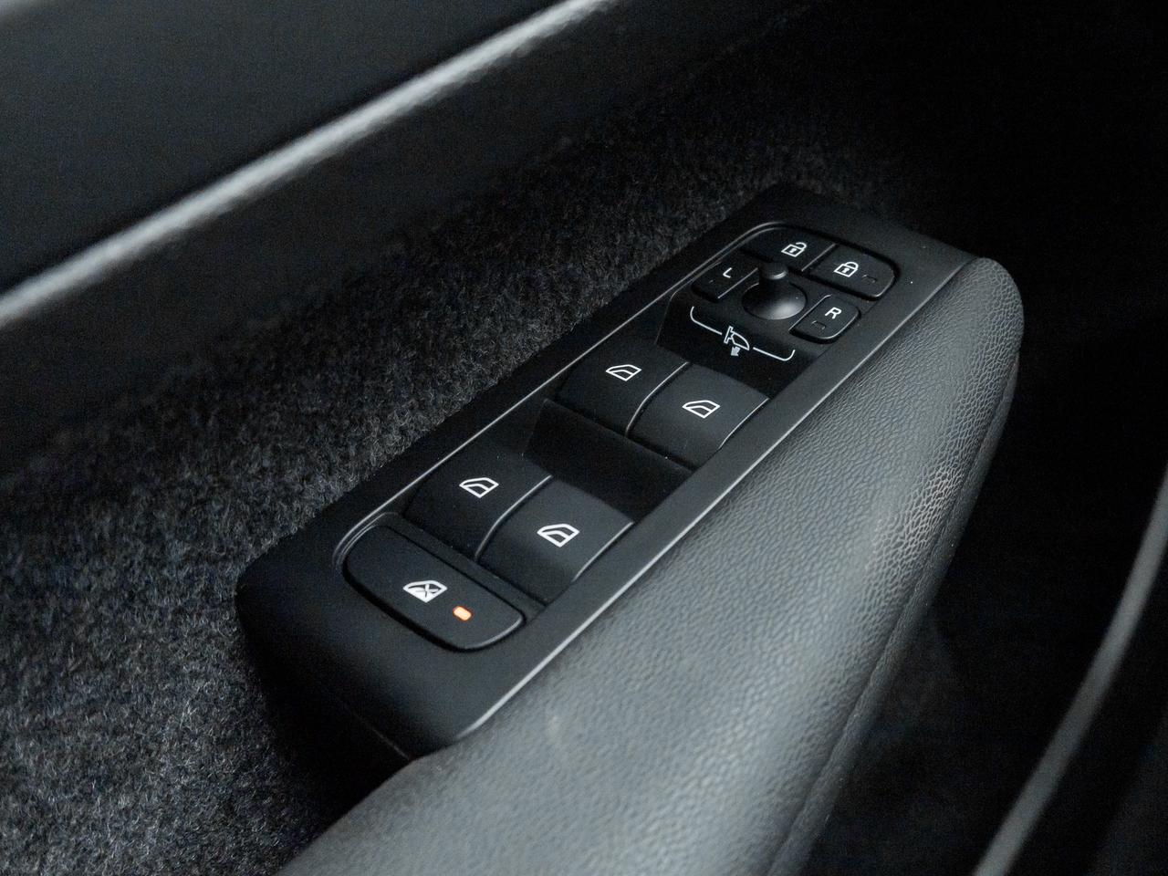 2025 Volvo XC40 B5 AWD Bright Theme  CPO FINANCE RATE fr 3.49%* Photo