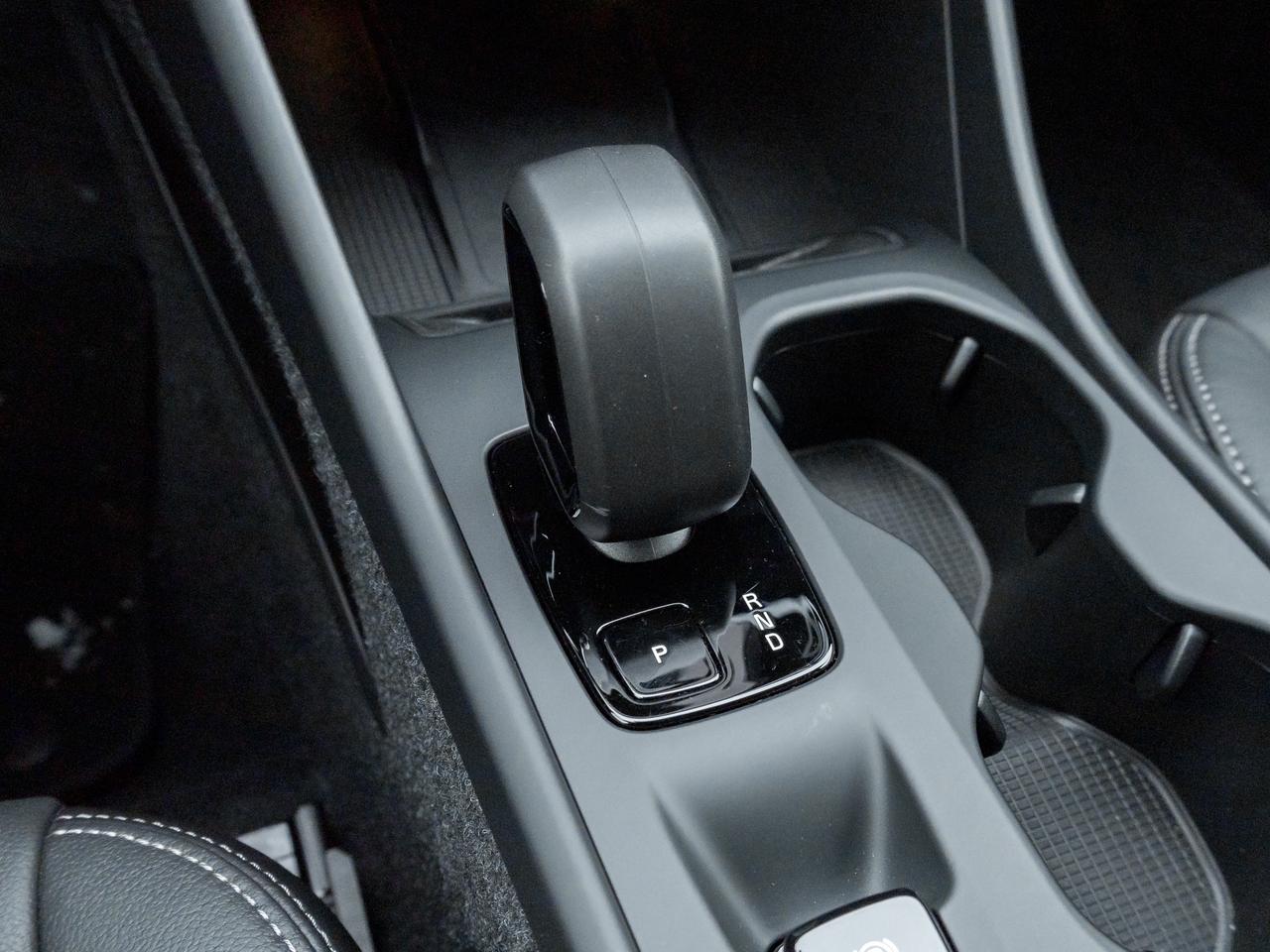 2025 Volvo XC40 B5 AWD Bright Theme  CPO FINANCE RATE fr 3.49%* Photo