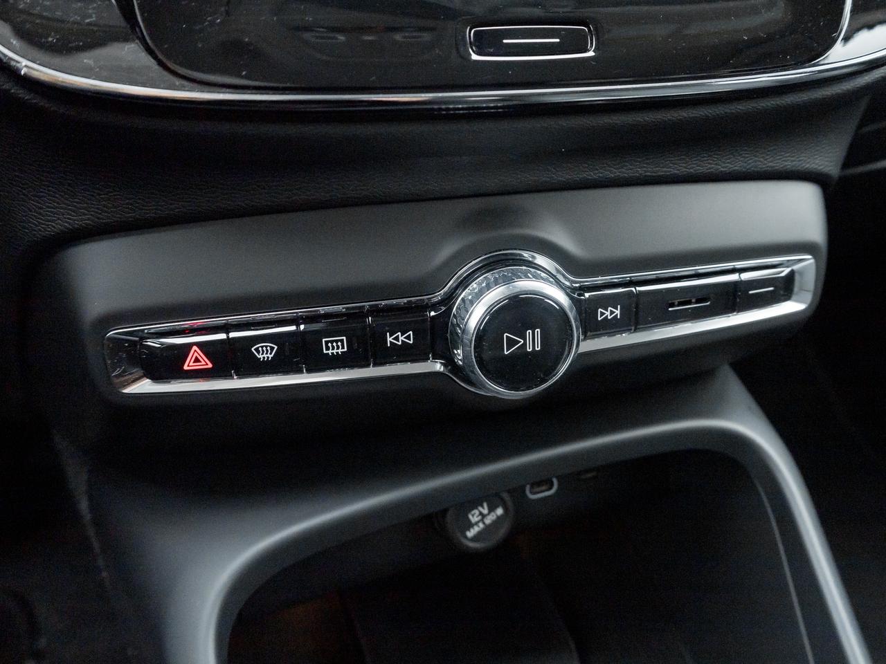 2025 Volvo XC40 B5 AWD Bright Theme  CPO FINANCE RATE fr 3.49%* Photo