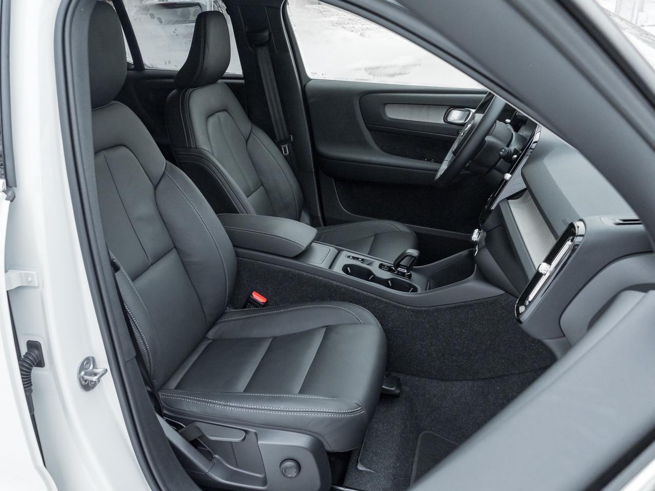 2025 Volvo XC40 B5 AWD Bright Theme  CPO FINANCE RATE fr 3.49%* Photo