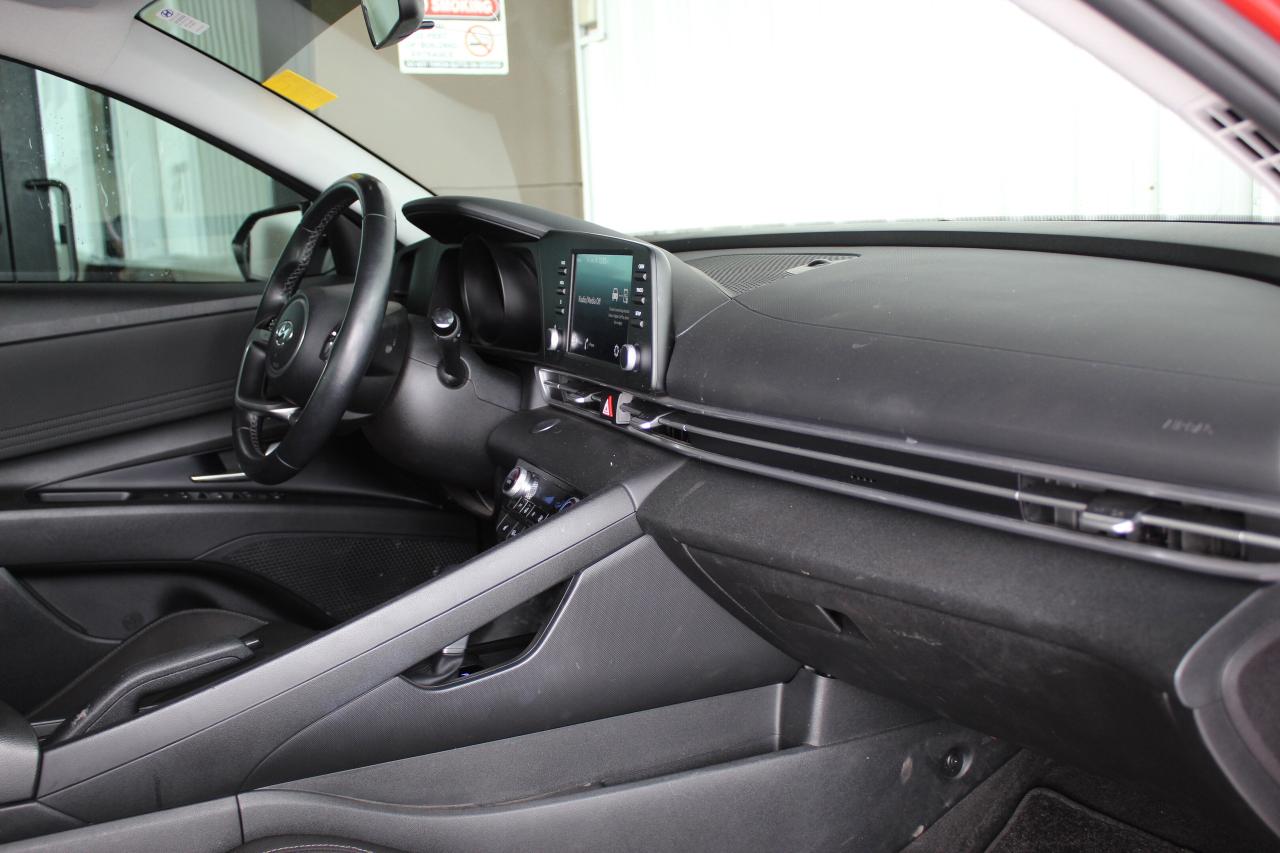 2022 Hyundai Elantra Preferred IVT w/Sun & Tech Package Photo