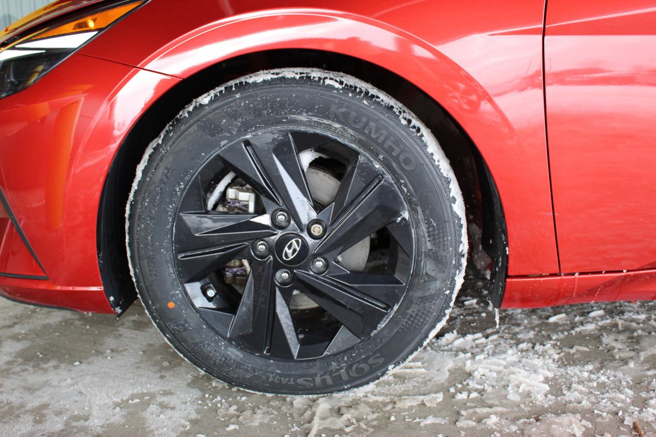 2022 Hyundai Elantra Preferred IVT w/Sun & Tech Package Photo