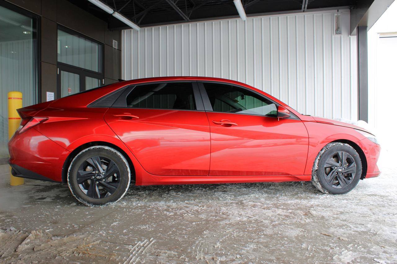 2022 Hyundai Elantra Preferred IVT w/Sun & Tech Package Photo2