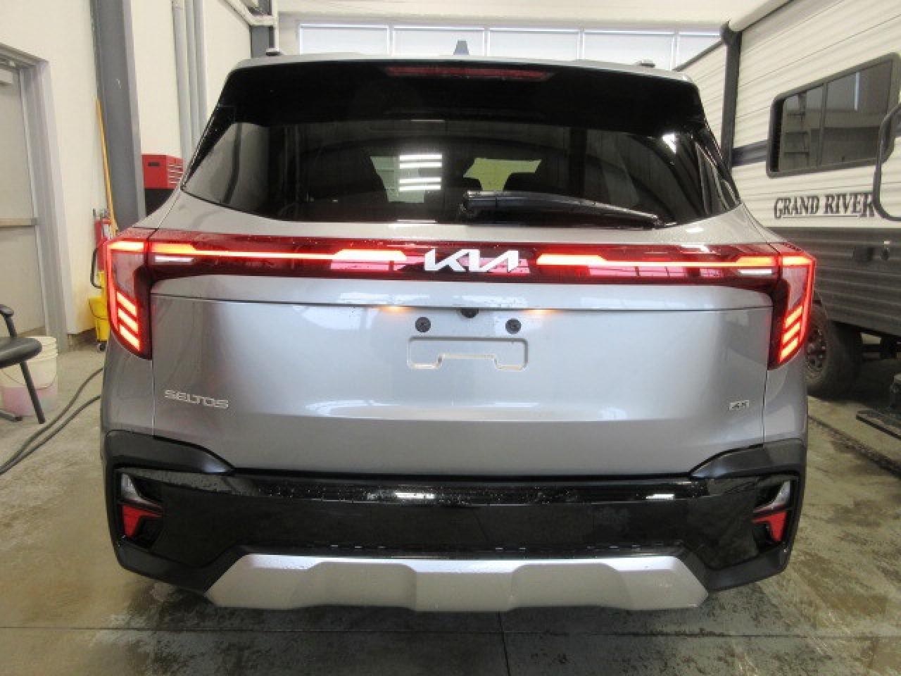 2025 Kia Seltos EX PREMIUM AWD, NAV, ROOF, HTD. LEATHER, 12K! Photo